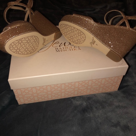 NWOT Glamorous Gold Jewel Badgley Mischka Size 8 - Picture 6 of 6